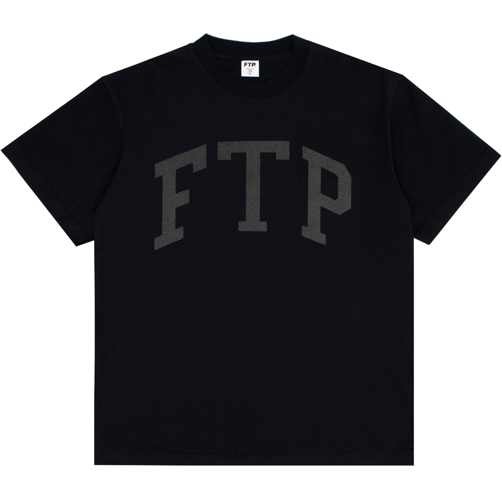 REFLECTIVE ARCH LOGO TEE(BLACK)