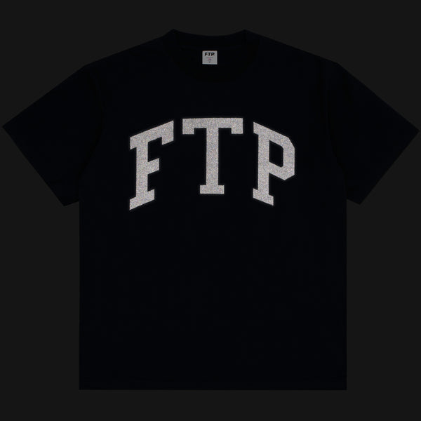 REFLECTIVE ARCH LOGO TEE(BLACK)
