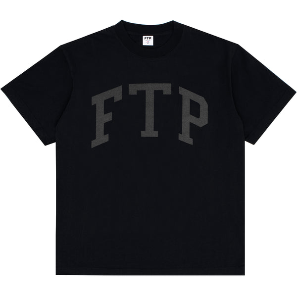 REFLECTIVE ARCH LOGO TEE(BLACK)