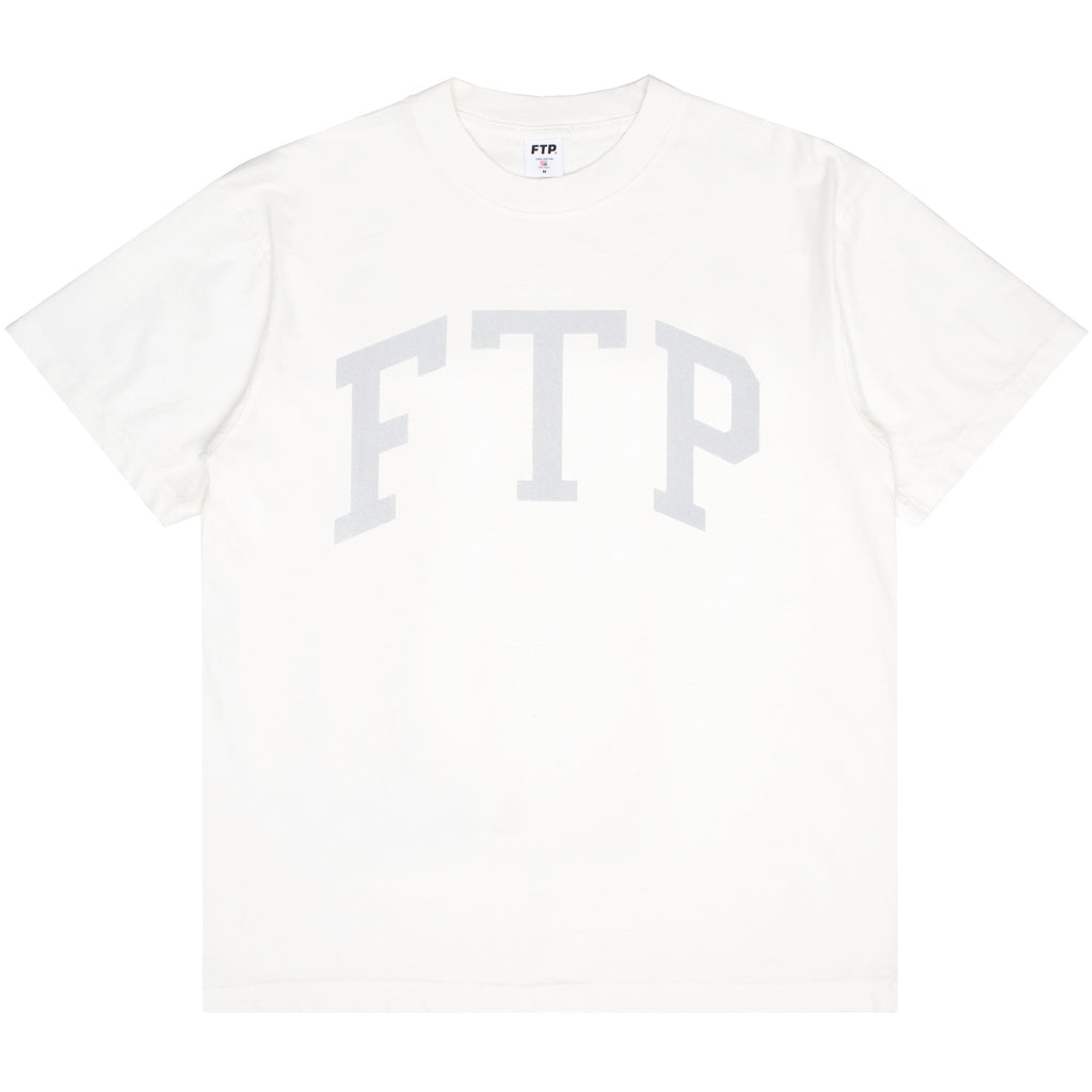 REFLECTIVE ARCH LOGO TEE(WHITE)